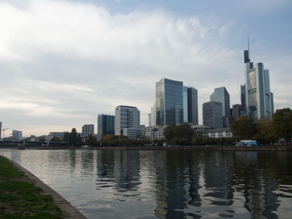 Skyline von Frankfurt am Main mit Spiegelung im Main